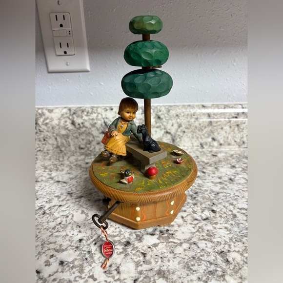 Vintage Anri w. Thorens Swiss musical movement,  9 inches (works well) - Picture 4 of 5